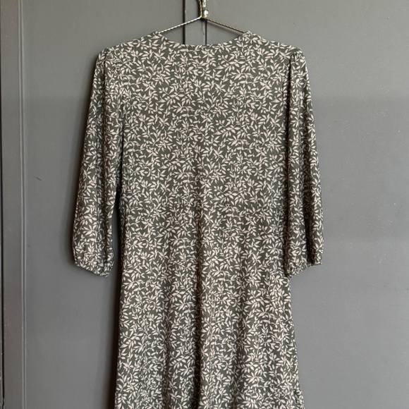 Monteau Los Angeles Midi Above Knee Olive & Cream Leaf Print Ruched Dress - Picture 3 of 12